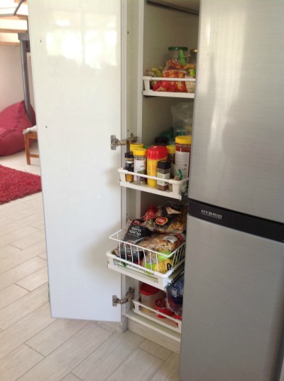 תמונה של מזווה עם דלתות פתוחות